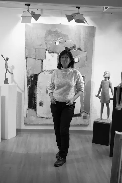 L’artiste Kharlamova à la Galerie Platini, devant une de ses œuvres picturales, entourée des sculptures de Berit